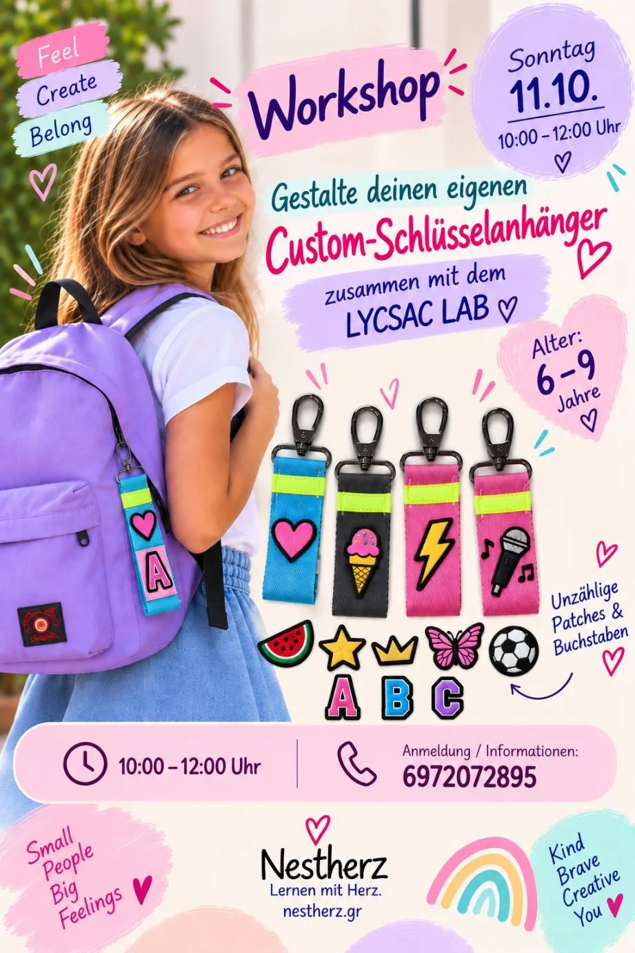 Workshop-Plakat: ein lächelndes Mädchen mit lila Rucksack und eigenem Schlüsselanhänger, daneben bunte Anhänger mit Patches und Buchstaben